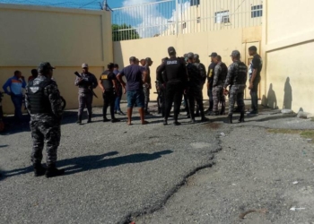 Muerto el preso que tenia de rehen al comandante de carcel 15 de azua focus 0 0 896 504