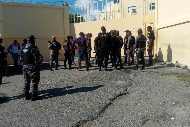 muerto el preso que tenia de rehen al comandante de carcel 15 de azua focus 0 0 896 504