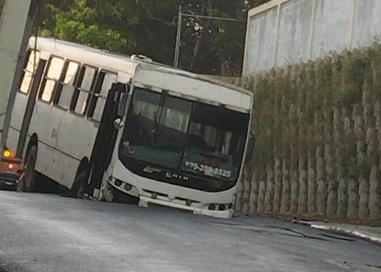 se hunde tramo de calle en santiago jpeg