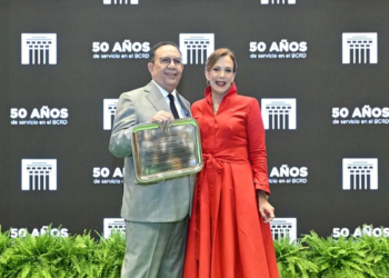 1 valdez albizu recibe su reconocimiento por parte de la vicegobernadora clarissa de la rocha jpg