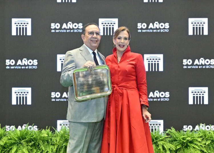 1 Valdez Albizu recibe su reconocimiento por parte de la vicegobernadora Clarissa de la Rocha jpg