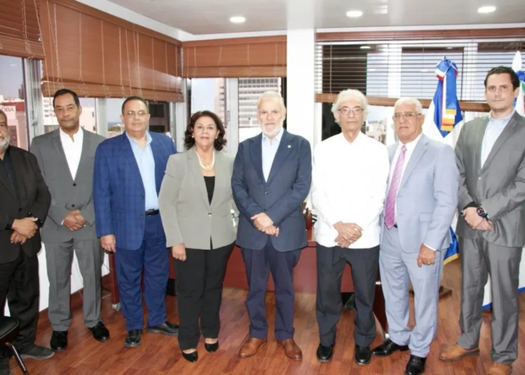 Directivos de ANDECLIP junto al al titular de la SISALRIL 1 jpg