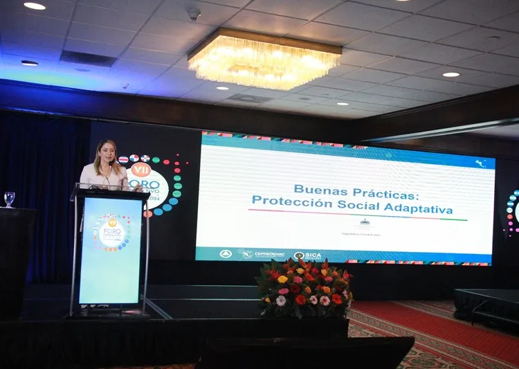 Gloria Reyes expone en el foro Sisca y Banco Mundial logros y desafios del Bono de Emergencia en RD jpg