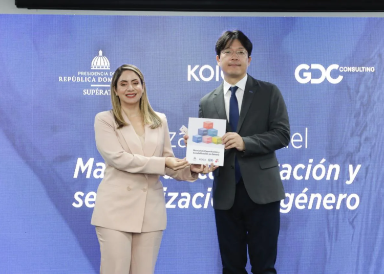 Gloria Reyes y Joonsung Park director de KOICA en Republica Dominicana presentan ejemplar del Manual de Capacitacion y Sensibilizacion en Genero jpg