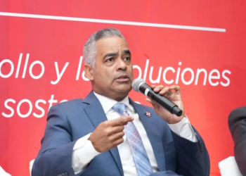 Ministro joel santos durante su participacion en el panel generacion y trasmision electrica jpg e1728659049476