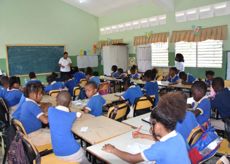 alumnos con maestra  jpeg