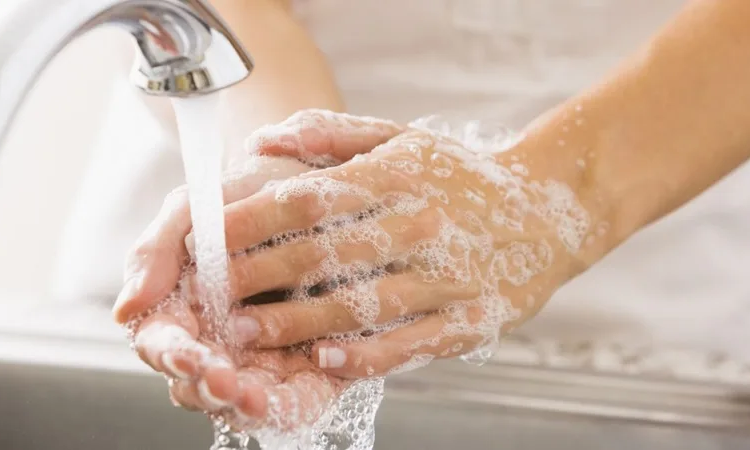 lavarse las manos mujer lavandose las manos 1400x788 1 jpg