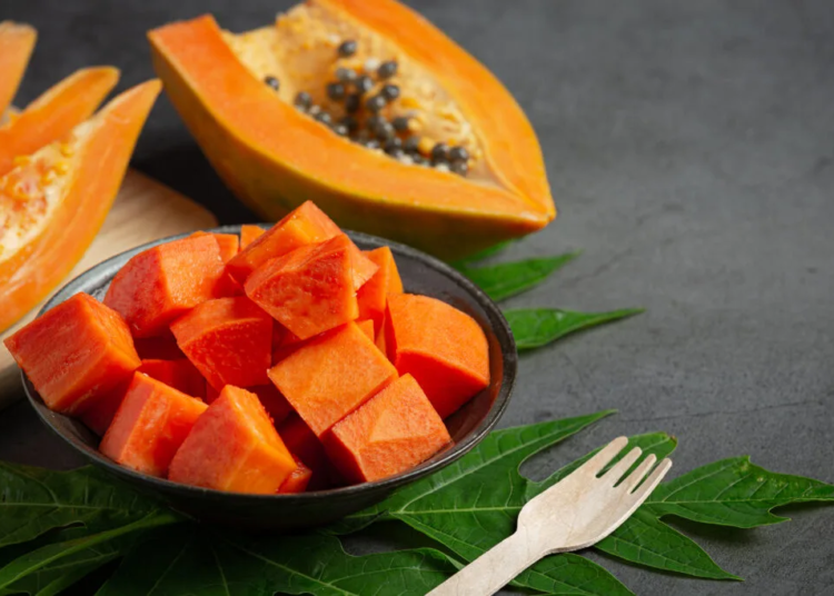 Papaya fresca cortada trozos poner plato negro 1024x683 1 jpg
