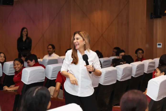 Carolina Mejía lleva charla de responsabilidad ciudadana a estudiantes de Loyola