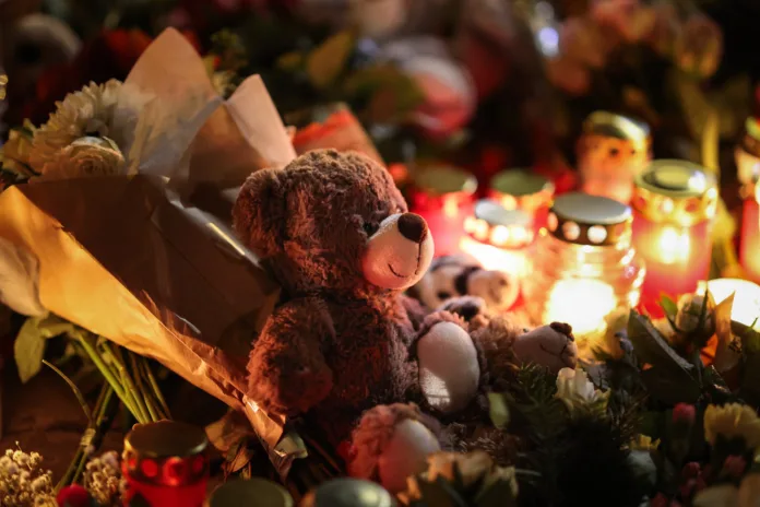 Un osito de peluche yace en un monumento improvisado cerca del lugar donde se produjo un atentado con un coche en un mercado navideño en Magdeburgo, en el este de Alemania, el 21 de diciembre de 2024.