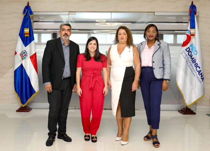 Biviana Riveiro, Directora de ProDominicana, Centurión Francis Suero, y Erickson Mercedes de Camdopy