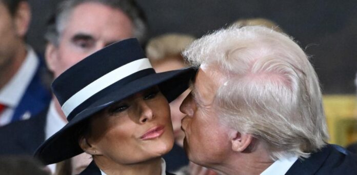 El sombrero se interpone en el beso de donald trump y melania