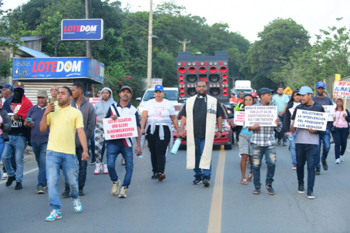 Comunitarios se movilizan en protesta contra la barrick gold