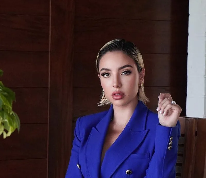 Disenadora de moda colombiana conquista mercado Latinoamericano e1737141381432 800x694 1