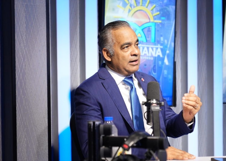 El ministro de Energia y Minas Joel Santos durante su entrevista en el programa La Manana con Dary transmitido por Super Q 100.9 FM scaled