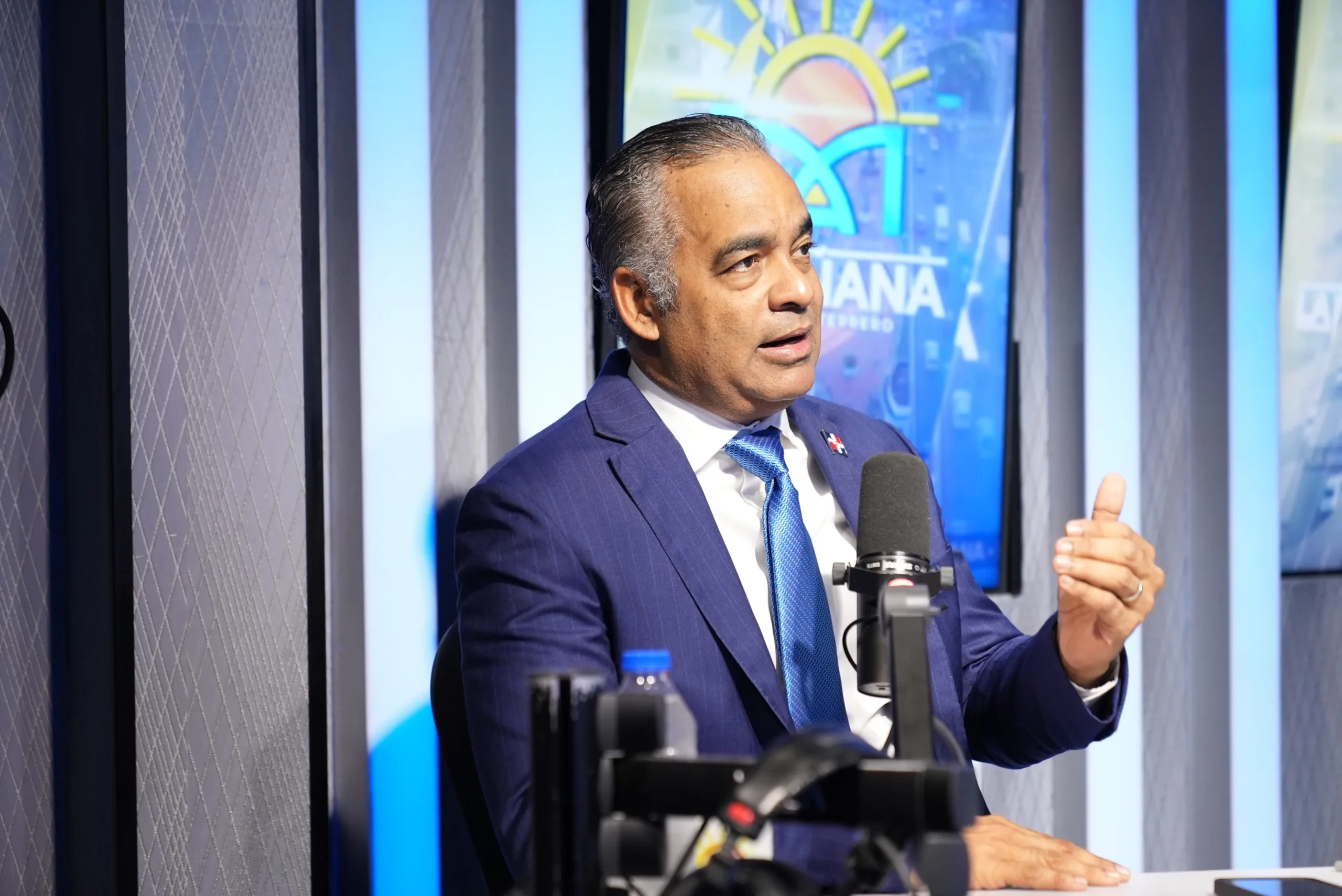 El ministro de Energia y Minas Joel Santos durante su entrevista en el programa La Manana con Dary transmitido por Super Q 100.9 FM scaled