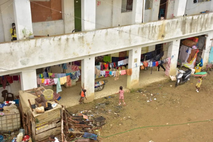 Alcaldía de los alcarrizos desaloja 54 familias de escuela freddy veras goico