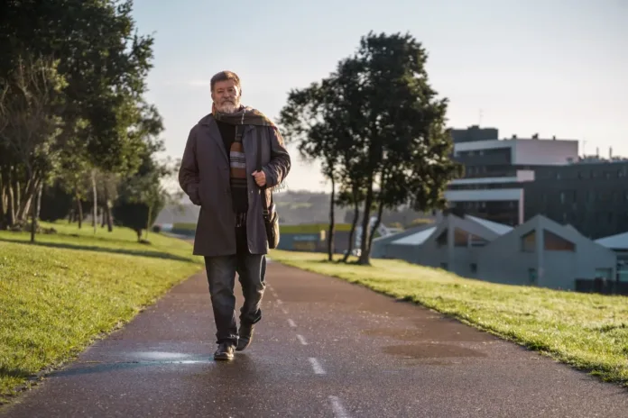 Caminar hacia atrás: el ejercicio inusual que transforma tu salud