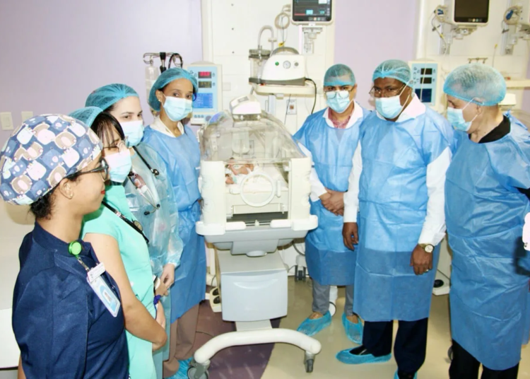 Foto 1. Los doctores Edisson Feliz Jose Joaquin Puello y Gleyton Tapia junto al equipo medico junto a la recien nacida