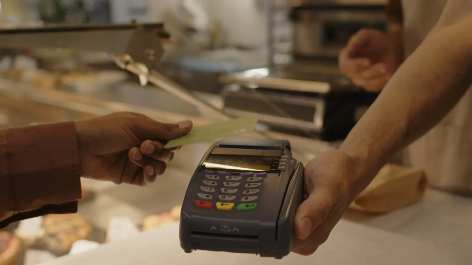 Foto cliente usa tarjeta bancaria