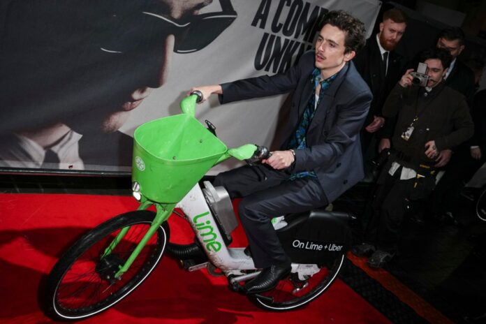 Timothée chalamet es multado por estacionar indebidamente una bicicleta eléctrica en londres