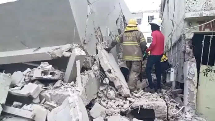 Hatianos quedan atrapados tras derrumbe de edificio en La Romana