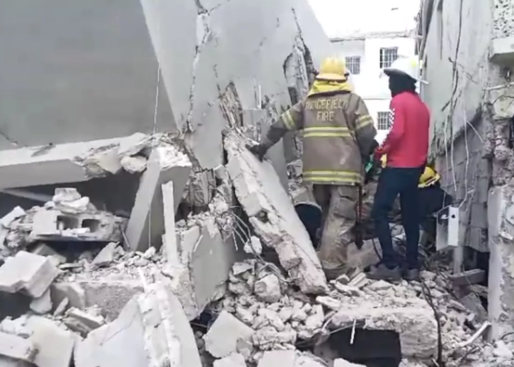 Hatianos quedan atrapados tras derrumbe de edificio en La Romana