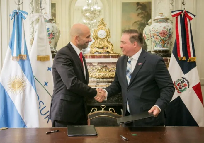 Argentina y república dominicana firman acuerdo de cielos abiertos