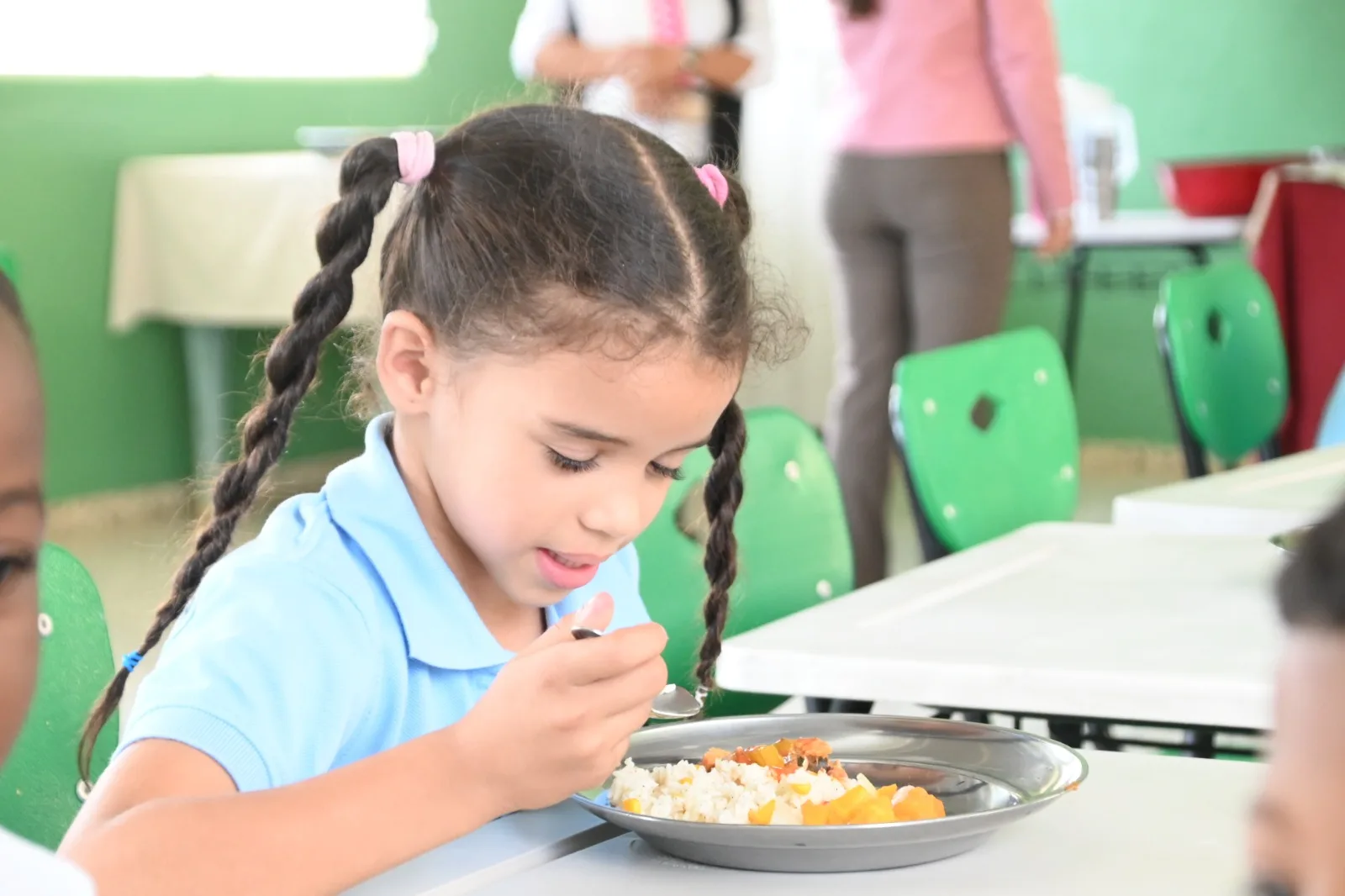 Estudiante, almuerzo en centro educativo.