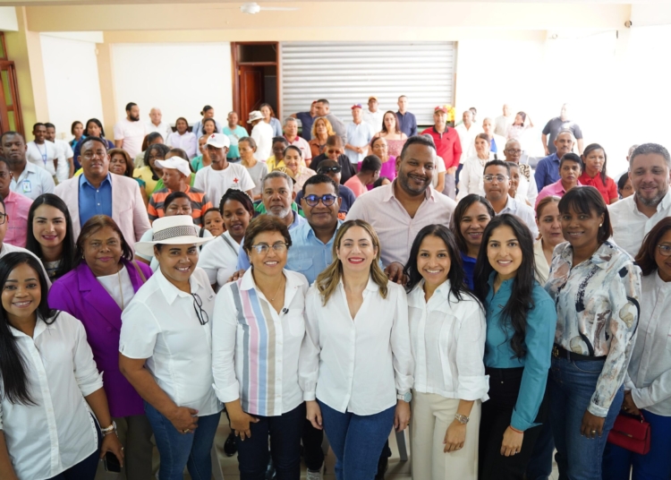 La directora general de Superate Gloria Reyes junto a representantes del gobierno en Dajabon y directores de Superate durante operativo de servicios sociales scaled