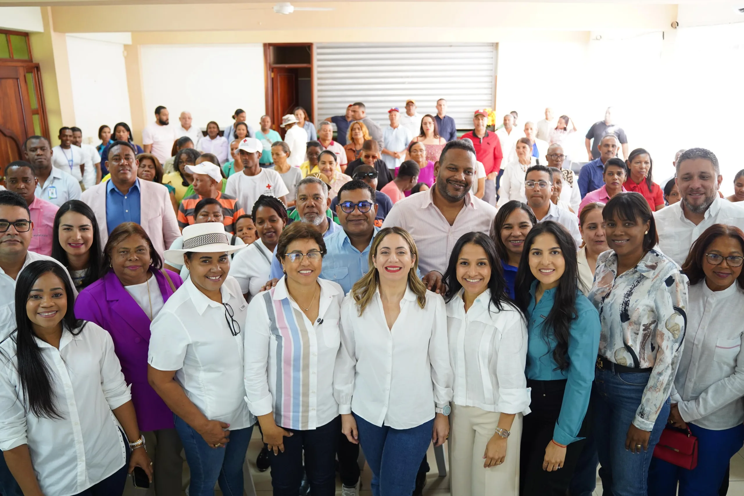 La directora general de Superate Gloria Reyes junto a representantes del gobierno en Dajabon y directores de Superate durante operativo de servicios sociales scaled