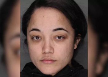 La policia identifico a la mujer como Chazzity Candelario de 33 anos quien ahora enfrenta cargos de poner en peligro el bienestar de un nino encarcelamiento falso y restriccion ilegal