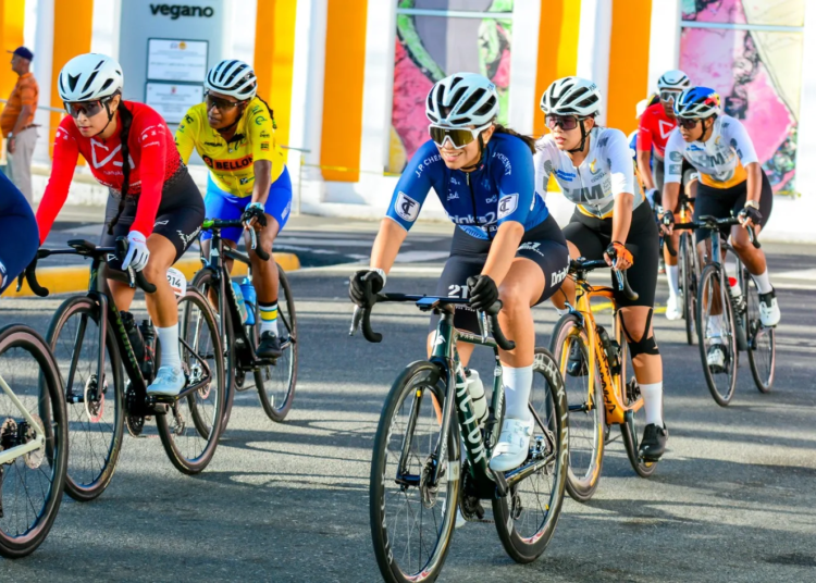 Las damas ciclistas tambien ven accion en el grand prix emilio caballito valdez