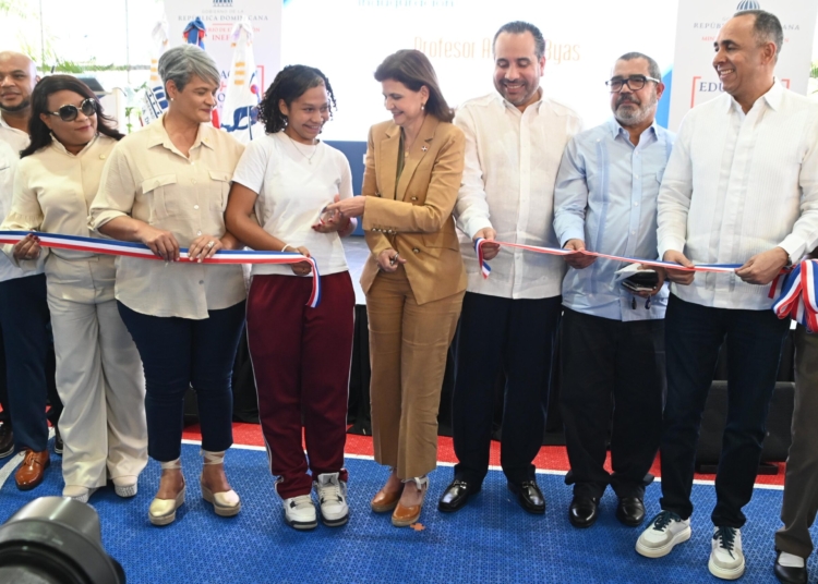 PIE DE FOTO 1 LA VICEPRESIDENTA RAQUEL PENA Y EL DIRECTOR EJECUTIVO DEL INEFI ALBERTO RODRIGUEZ CORTAN LA CINTA scaled