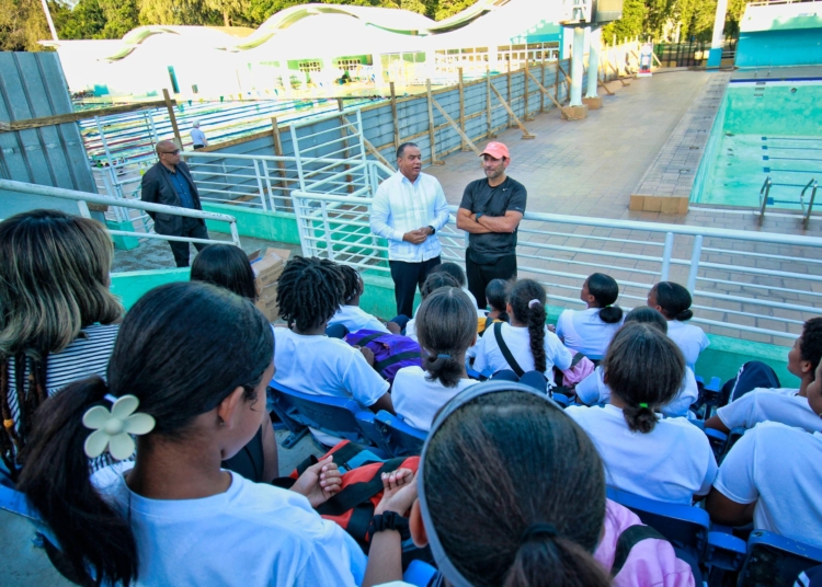 PIE DE FOTO 2 CESAR RUIZ SUBDIRECTOR ADMINISTRATIVO Y FINANCIERO DEL INEFI SE DIRIGE A LAS ALUMNAS