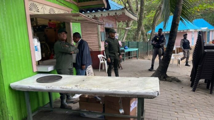 Nan pescadería por vender pez loro en veda en río san juan