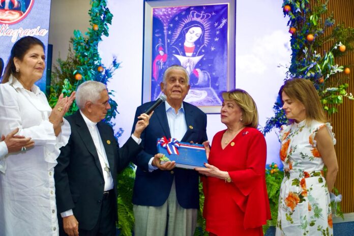 Rafael Bisono Don Tato recibio un merecido reconocimiento por su invaluable y generosa contribucion a la construccion del Templo Maria de la Altagracia en la comunidad de Hoyoncito en Hato Mayor