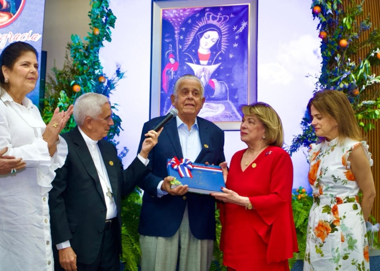 Rafael Bisono Don Tato recibio un merecido reconocimiento por su invaluable y generosa contribucion a la construccion del Templo Maria de la Altagracia en la comunidad de Hoyoncito en Hato Mayor