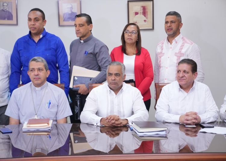 Segunda reunion en La Vega liderada por el Ministro Joel Santos