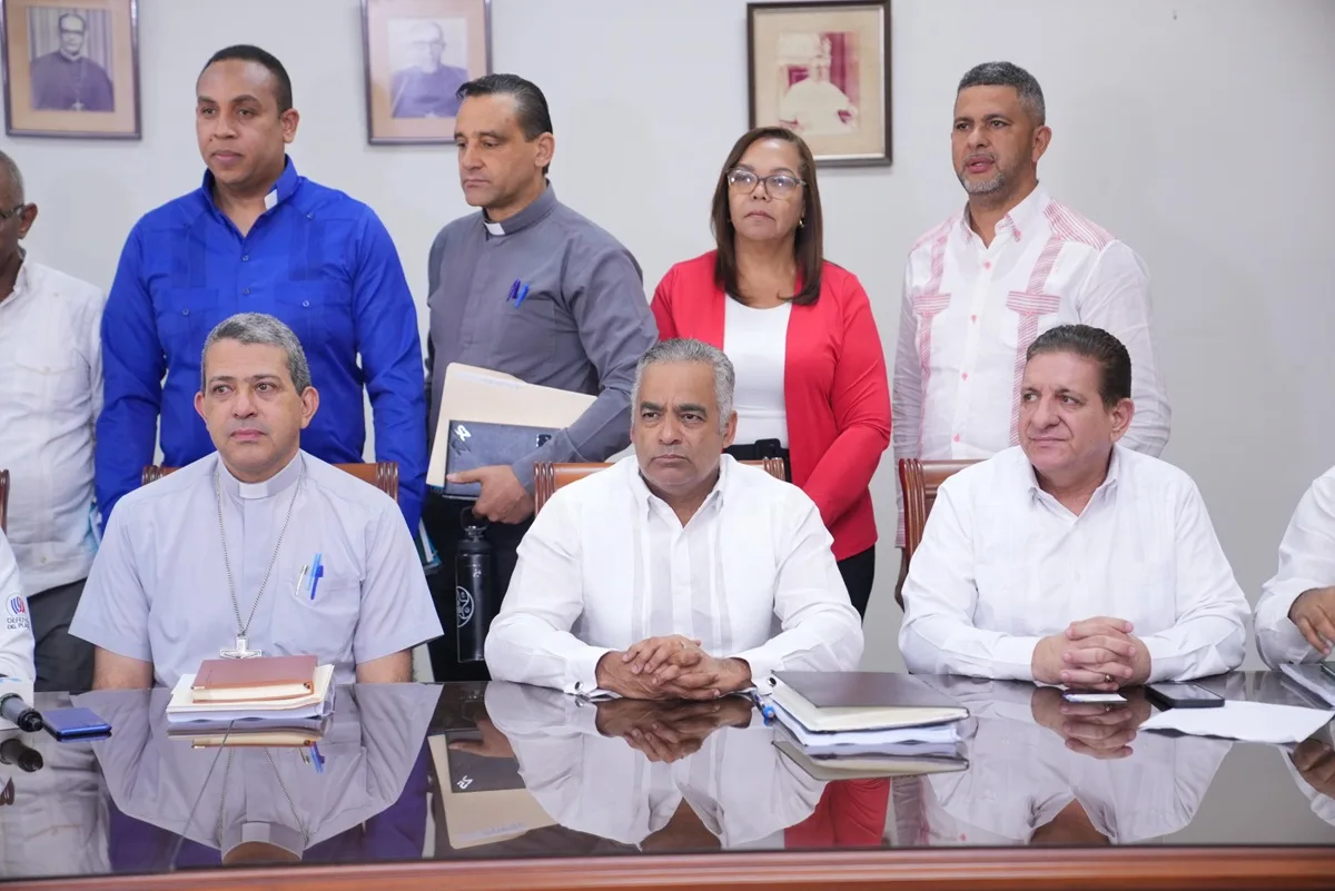 Segunda reunion en La Vega liderada por el Ministro Joel Santos