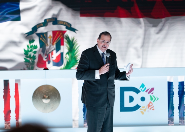 Steven Puig presidente del Banco BHD en el marco de FITUR