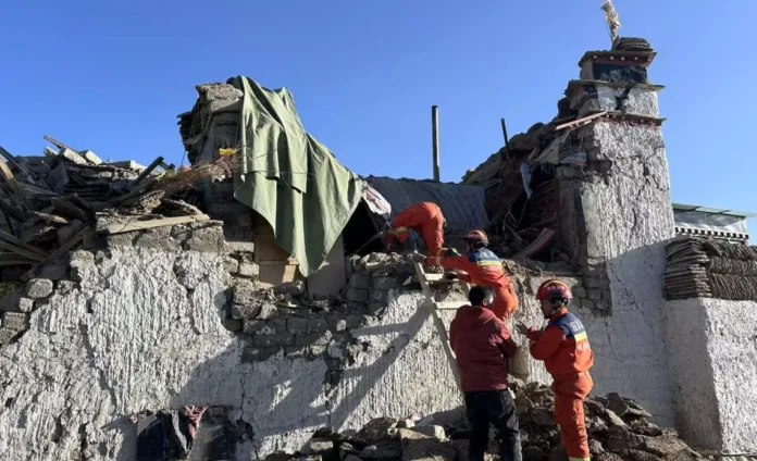 Al menos 95 muertos tras potente terremoto en el tíbet