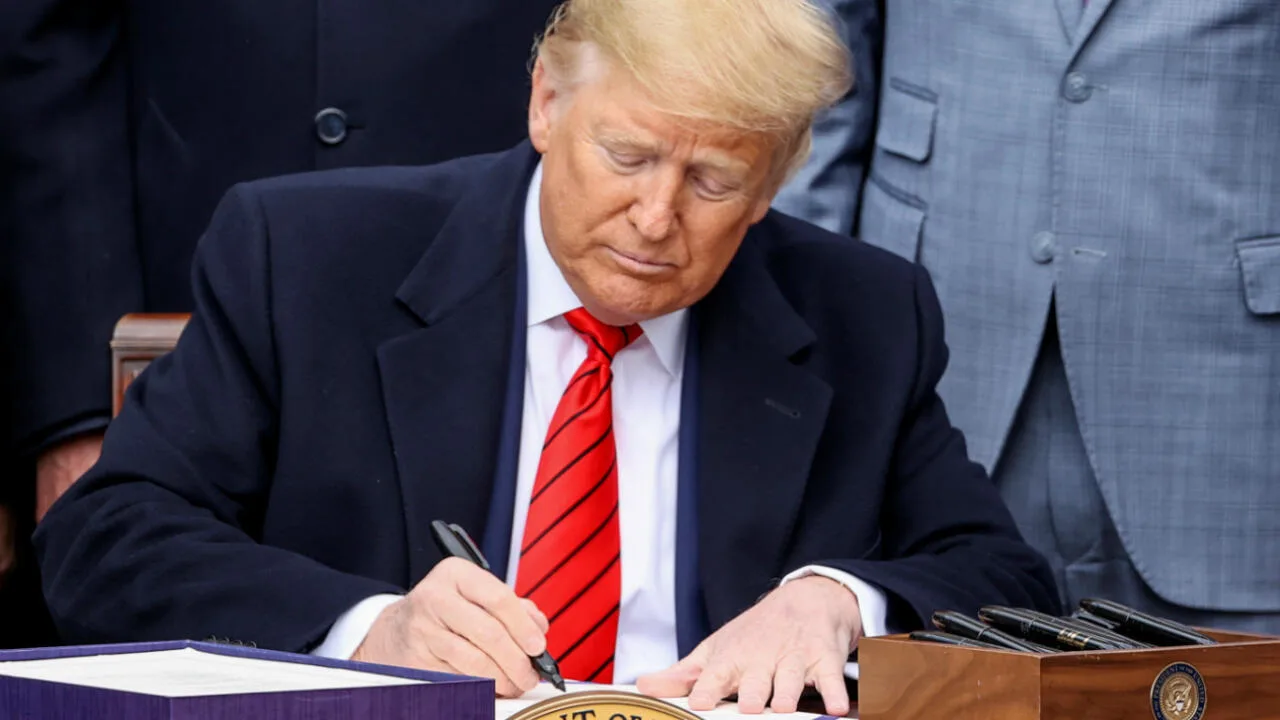 Trump firma TMEC Tratado