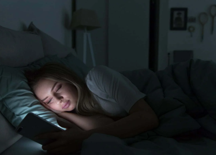 Usar pantallas antes dormir insomnio Freepik 1500x904.jpg