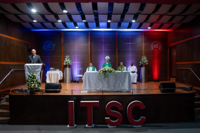 José Ramón Holguín Brito, rector del ITSC, monseñor Francisco Osoria Acosta, arzobispo metropolitano y demás acompañantes.