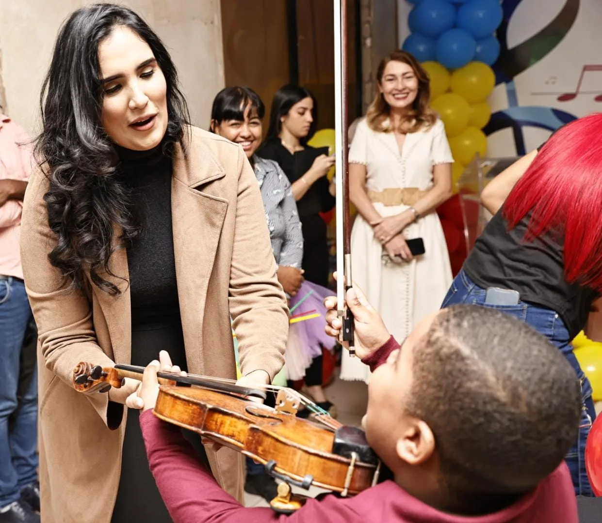 Violinista aisha syed lleva  música  y esperanza a niños del robert reid cabral  