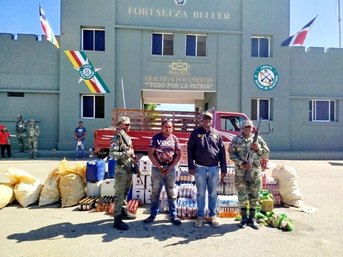 Ejército decomisa contrabando de bebidas y cigarrillos oculto en un camión bajo carga de guineos