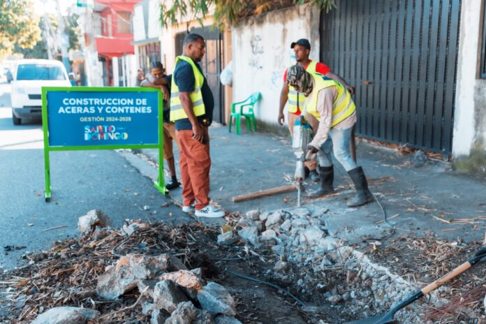 Adn construye aceras y contenes en villa consuelo