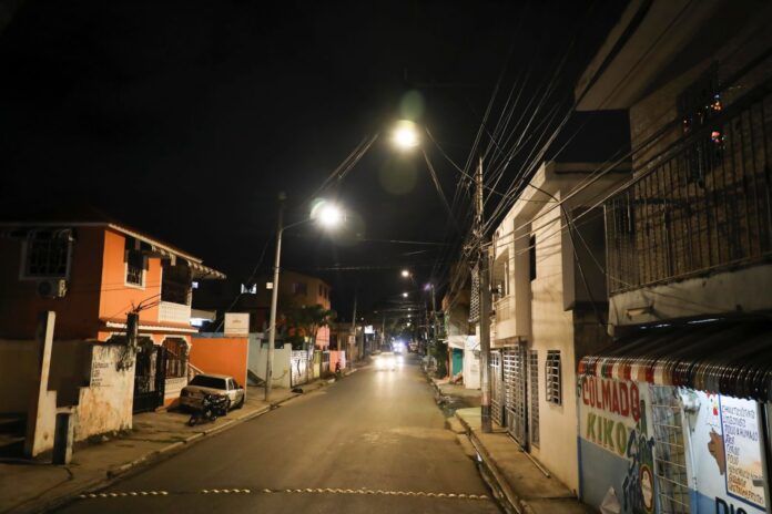 Edeeste mejora el alumbrado público en diversos sectores de la capital