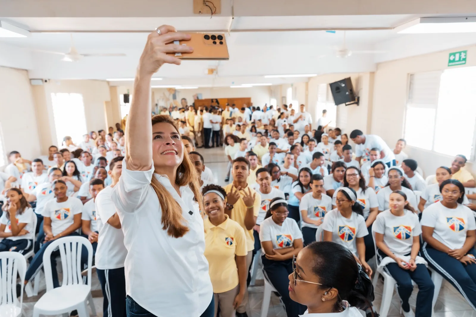 Carolina Mejía conversa con estudiantes de Capotillo sobre responsabilidad ciudadana